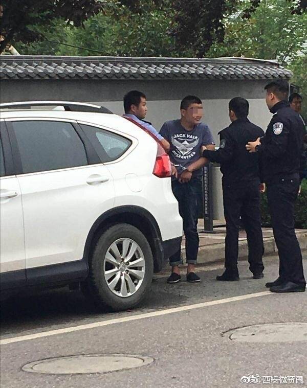 西安男子大白天持钢管砸车玻璃一连砸了十多辆