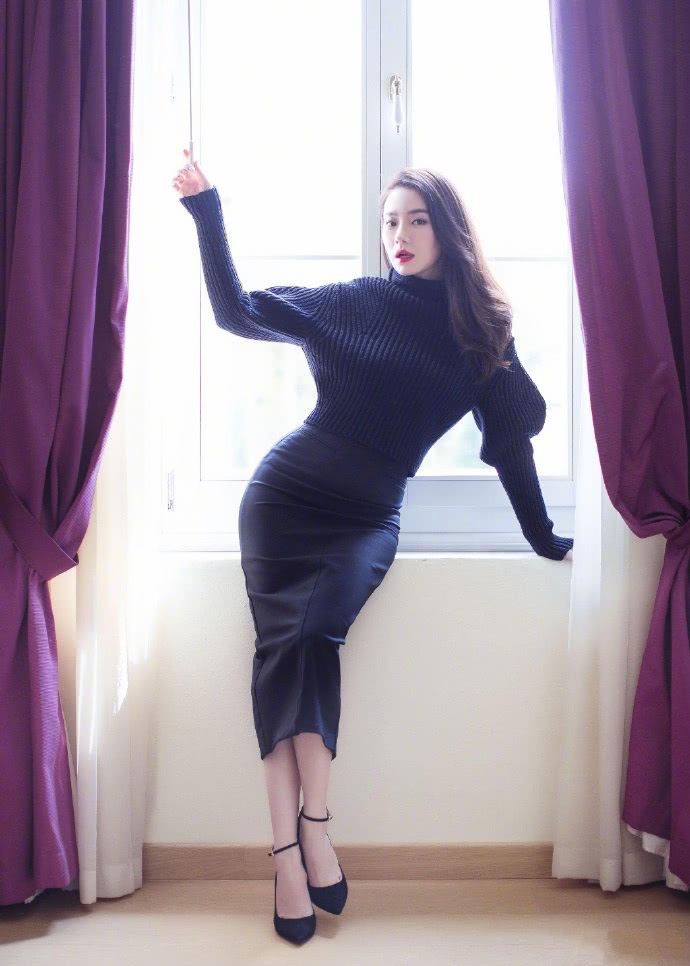 戚薇真会穿 把皮裙穿出时尚新高