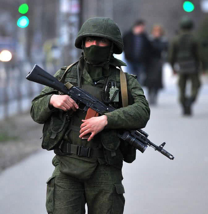 你可注意过士兵巡逻抱枪姿势,为什么枪口斜向下而不是朝前?