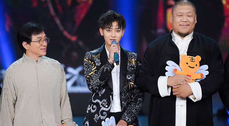 没想到你是这样的,黄子韬活动羞涩表现成龙在旁偷笑