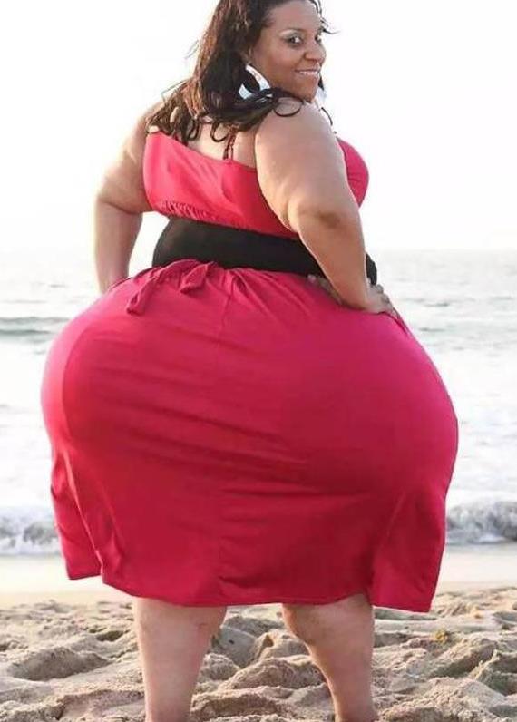 也有人说丰乳肥臀好生养,因为屁股大骨盆大生育比较容易;胸部丰满乳汁