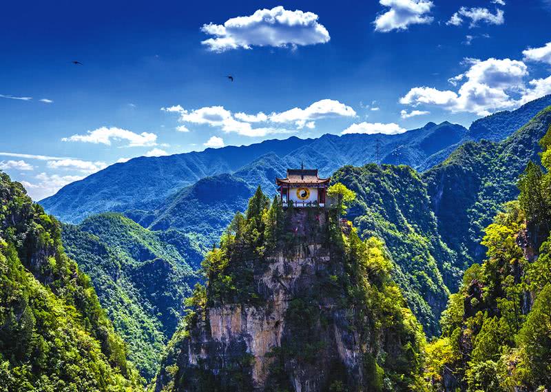在全縣全域旅游發展的總體指導下,溶洞景區管理處細化任務指標,夯實工作責任,大膽探索將地質公園和旅游產業深度融合,充分挖掘景區旅游資源和特色文化,將溶洞游覽、地質科普與彌勒福文化有機結合,圍繞洞天和福地兩條主線,以中國傳統五福文化為基本要素,融彌勒福地、柞水溶洞、銀杏谷、古道嶺、終南大峽谷五大游賞板塊為一體。即彌勒福地長壽之地、柞水溶洞富貴之地、銀杏谷康寧之地、古道嶺好德之地、終南山大峽谷至善之地。正著力建成為中國第一福地,國家5A景區,國際旅游目的地。現已建成開放柞水溶洞、