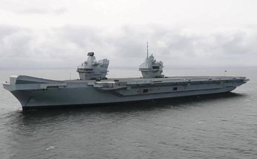 上,英国人则创意性的使用了双舰岛设计,将航空舰桥和航海舰桥分开使用