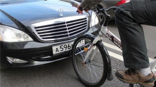 奔驰逆行挡住别人去路, 愤怒的自行车男子怼奔驰, 差点就撞上了