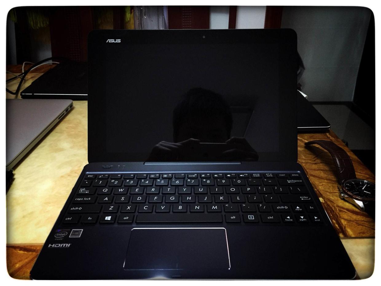 对于工作狂来说,只要有一台电脑,哪里都是上班.