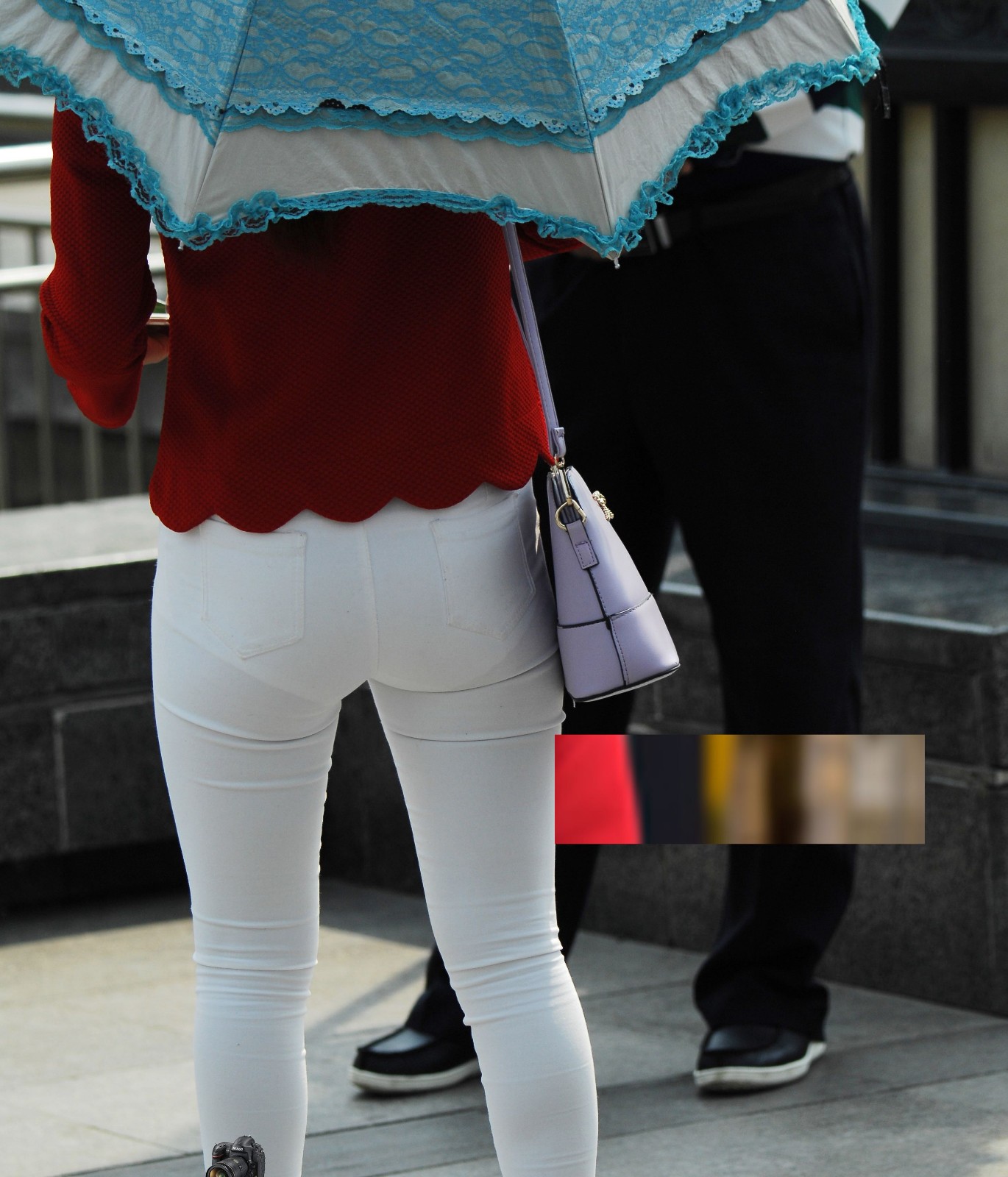 街拍高挑的姐姐这样的白裤和美腿很招人喜欢