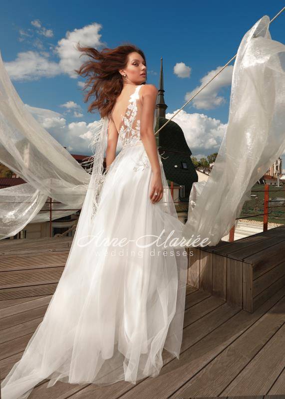 轻纱扬起,羽翼飞舞,飘逸灵动的细节