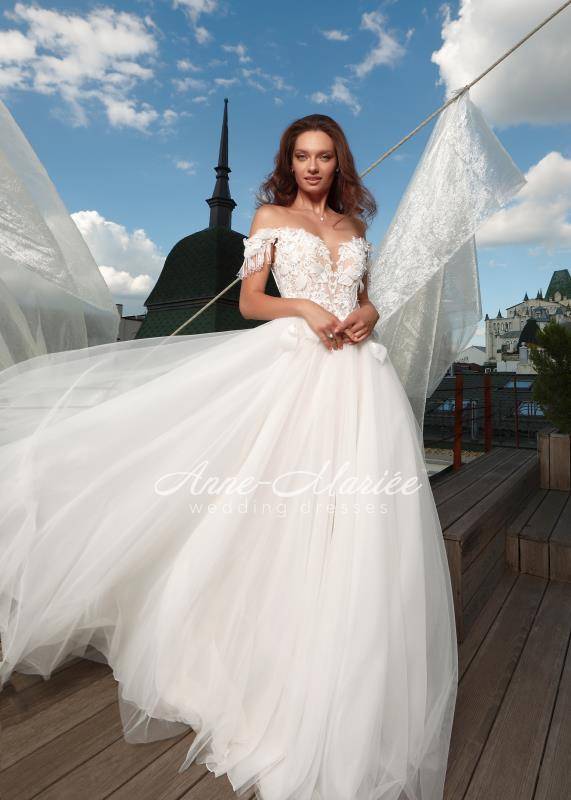 轻纱扬起,羽翼飞舞,飘逸灵动的细节