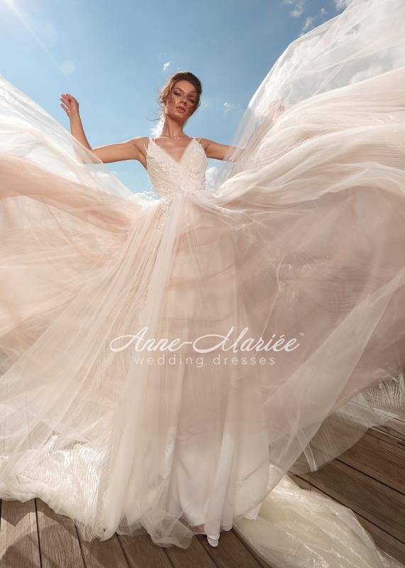 轻纱扬起,羽翼飞舞,飘逸灵动的细节