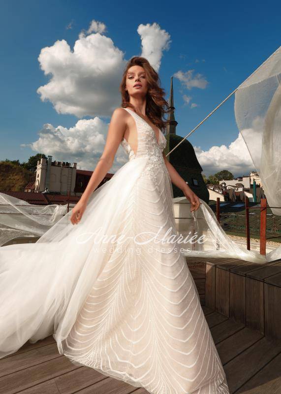 轻纱扬起,羽翼飞舞,飘逸灵动的细节