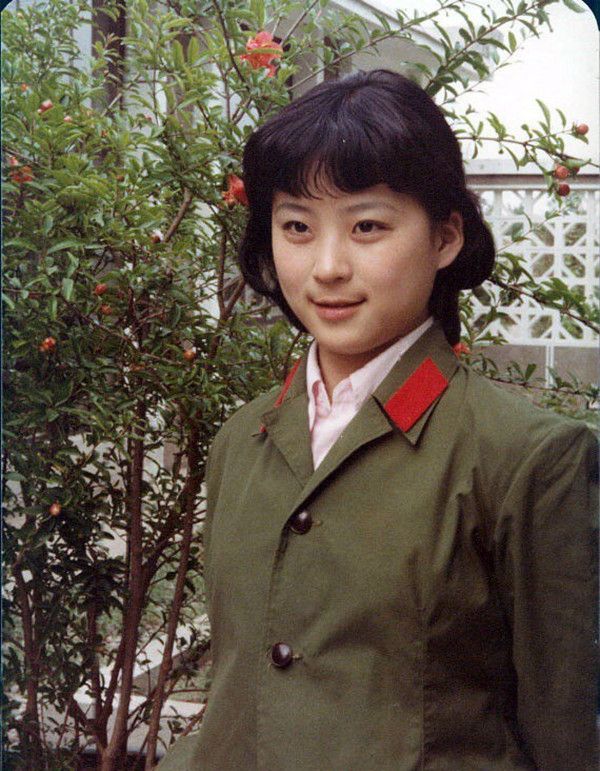 87版红楼女演员罕见军装照,英姿飒爽太美了!