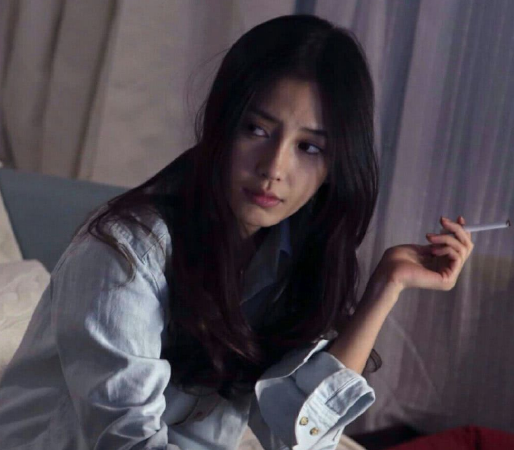 同样是怀孕生女,辣妹子谢娜不吃辣,而她孕期吸烟生出残疾女儿