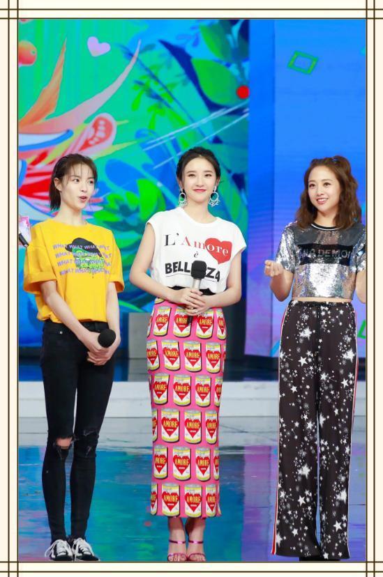 这件印花束腰裙清新又活泼,同时还勾勒出了身材曲线!