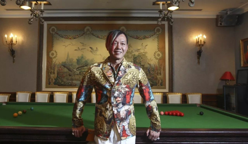 中国最有钱的杀马特花花绿绿的头发却一次性买30台幻影