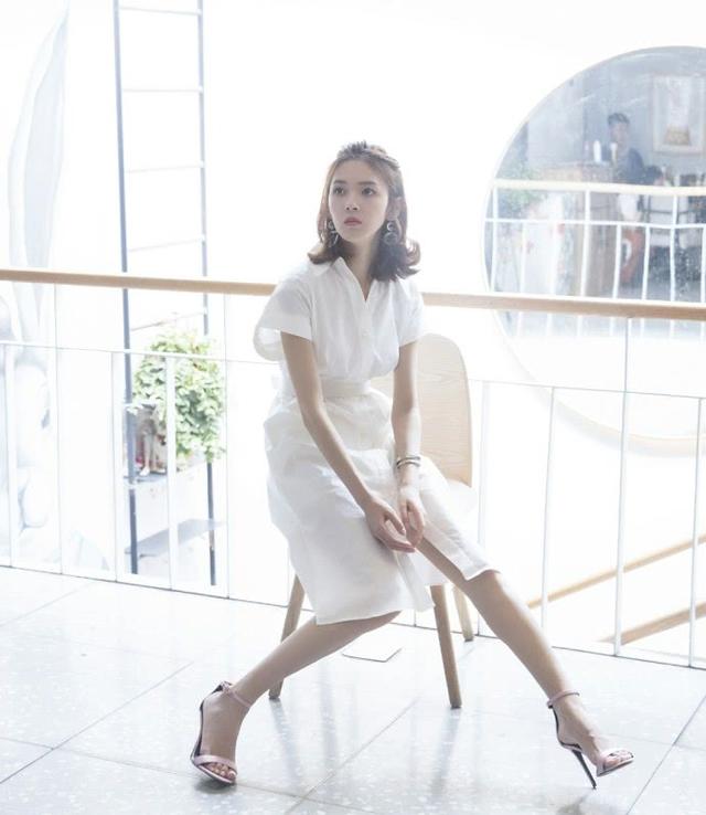 不知道是不是不能够驾驭超高的高跟鞋,有的时候总要坐着或者是扶墙