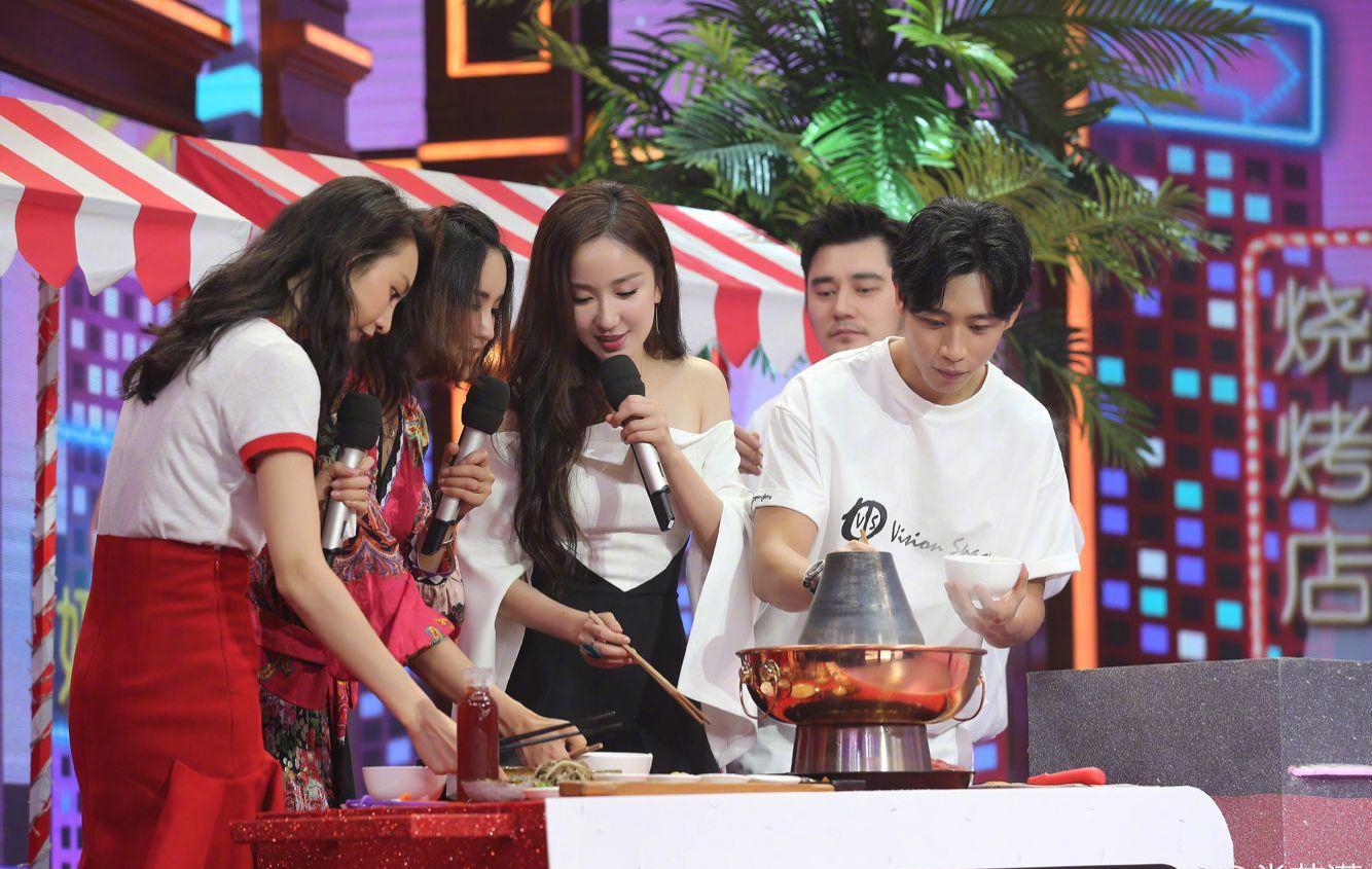 娄艺潇在湖南卫视综艺节目录制结束后在微博吐槽因吃太多,结果裙子