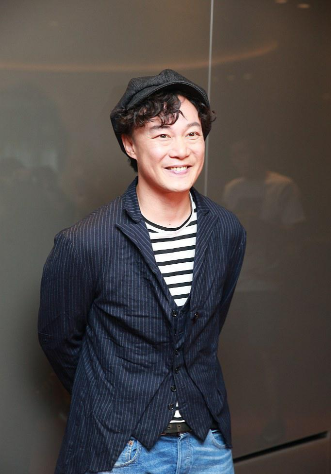 宋仲基泡面头日系装扮惊喜亮相