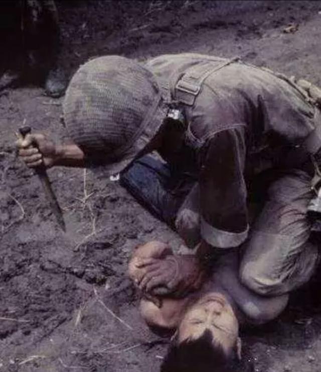 日军被美军俘虏,美军拿出一根筷子施行,日军立刻跪地求饶