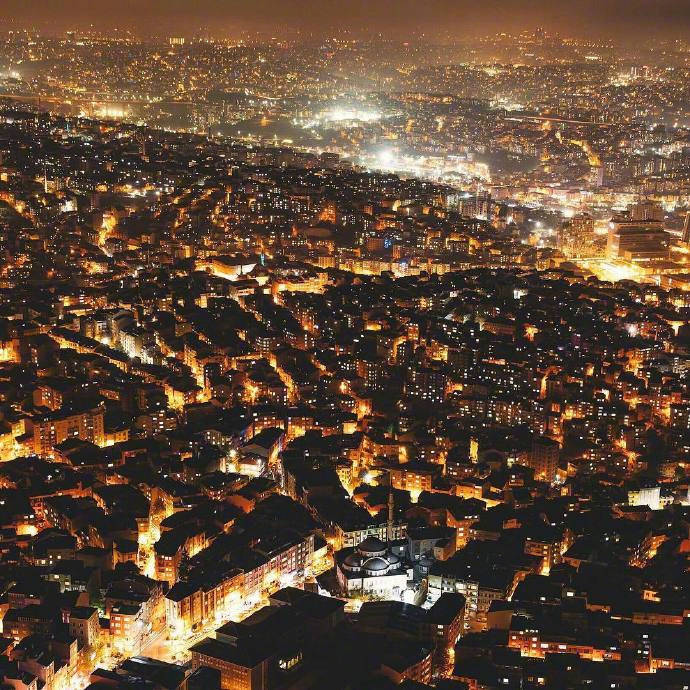 灯火辉煌的城市,想要一个人独享这最美的伊斯坦布尔的夜景.