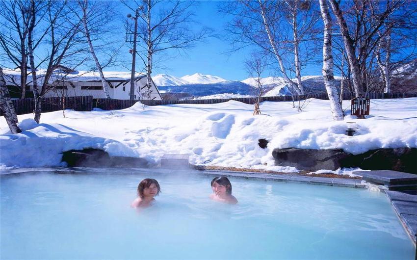 中国游客在日本泡温泉,为何感到非常尴尬?还会遭到日本人嘲笑