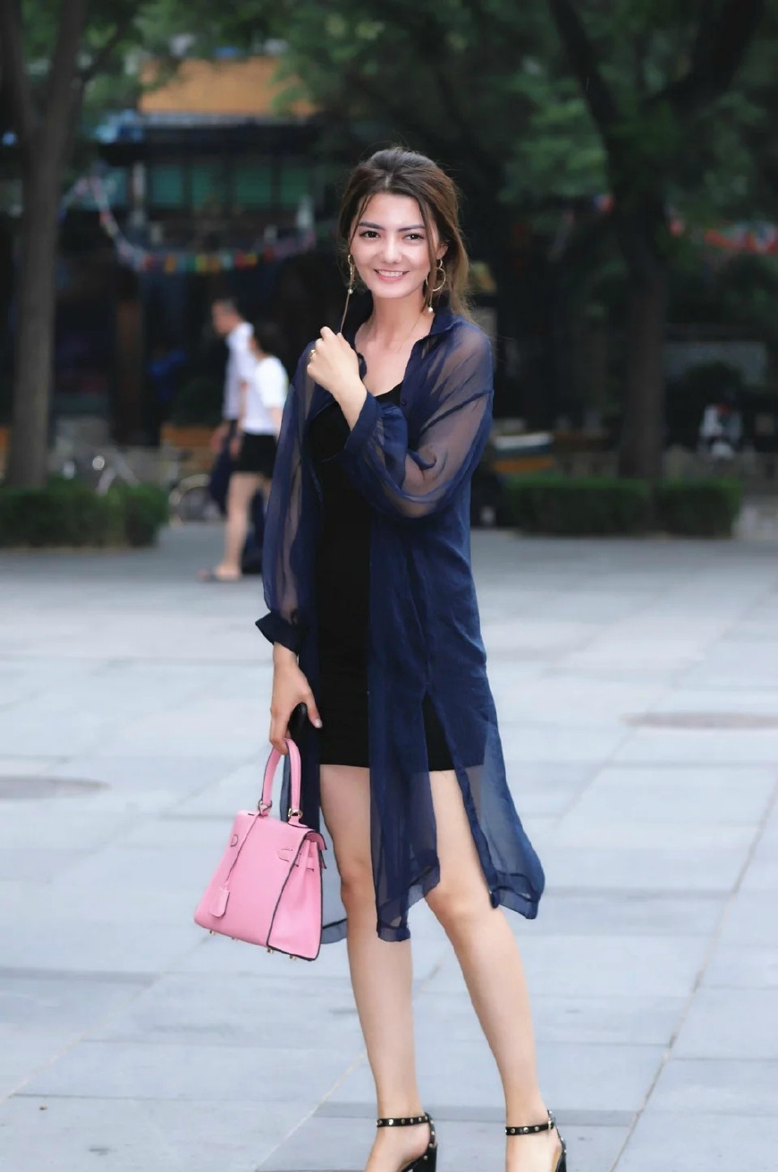 街拍美女身穿迷人的红色连衣裙非常清新大方令人眼前一亮