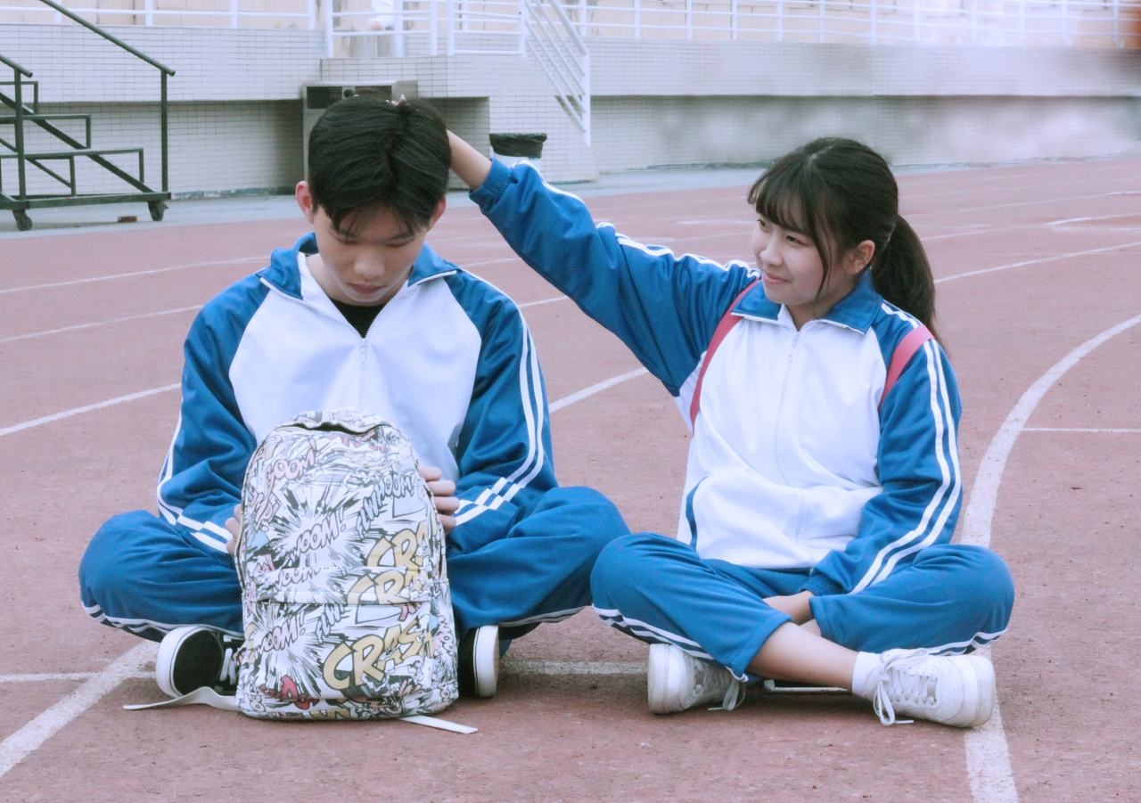 初中生在地铁谈恋爱,乘客们吃惊了:早恋是一种什么体验?