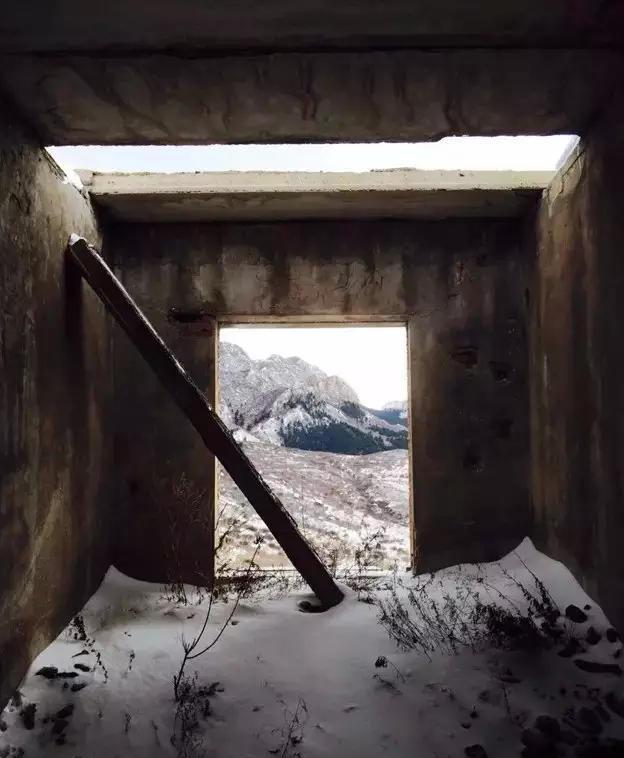 经历暴风雪: 探索末日基地