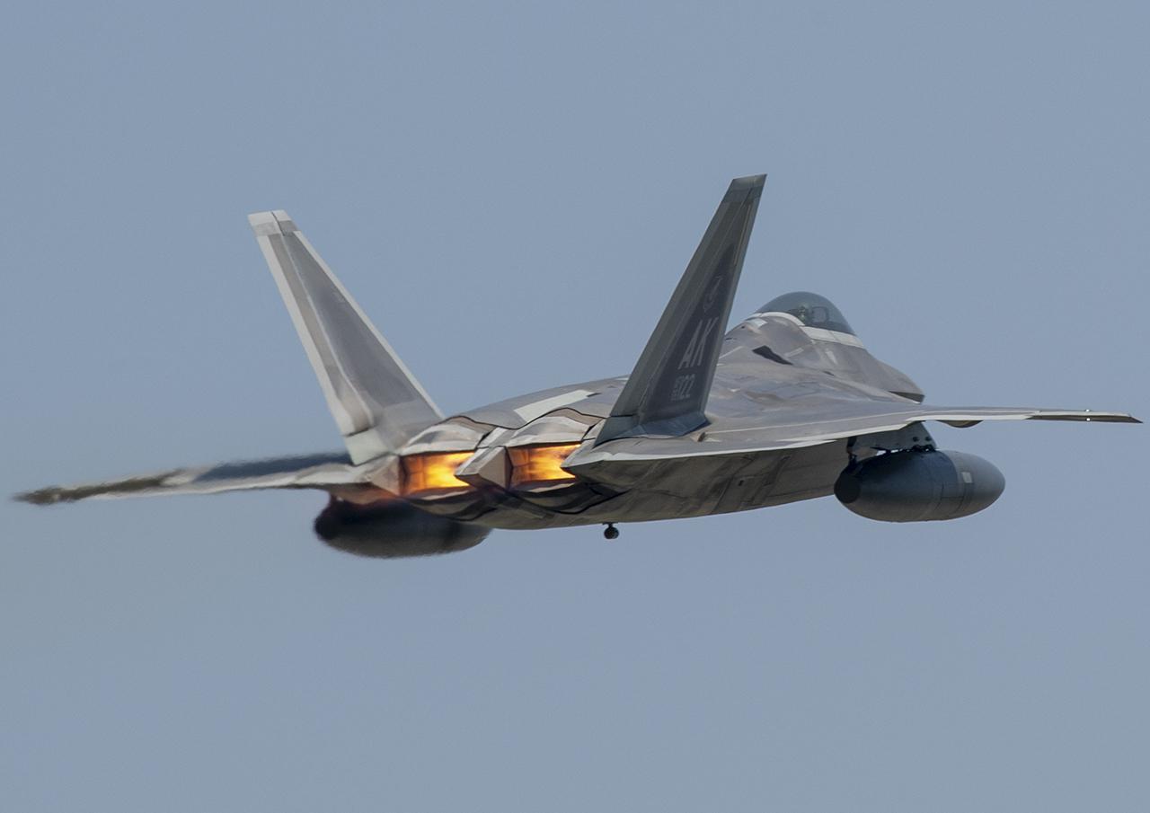 俄核武轰炸机逼近美国领空!f-22飞行员用眼神威胁战斗民族