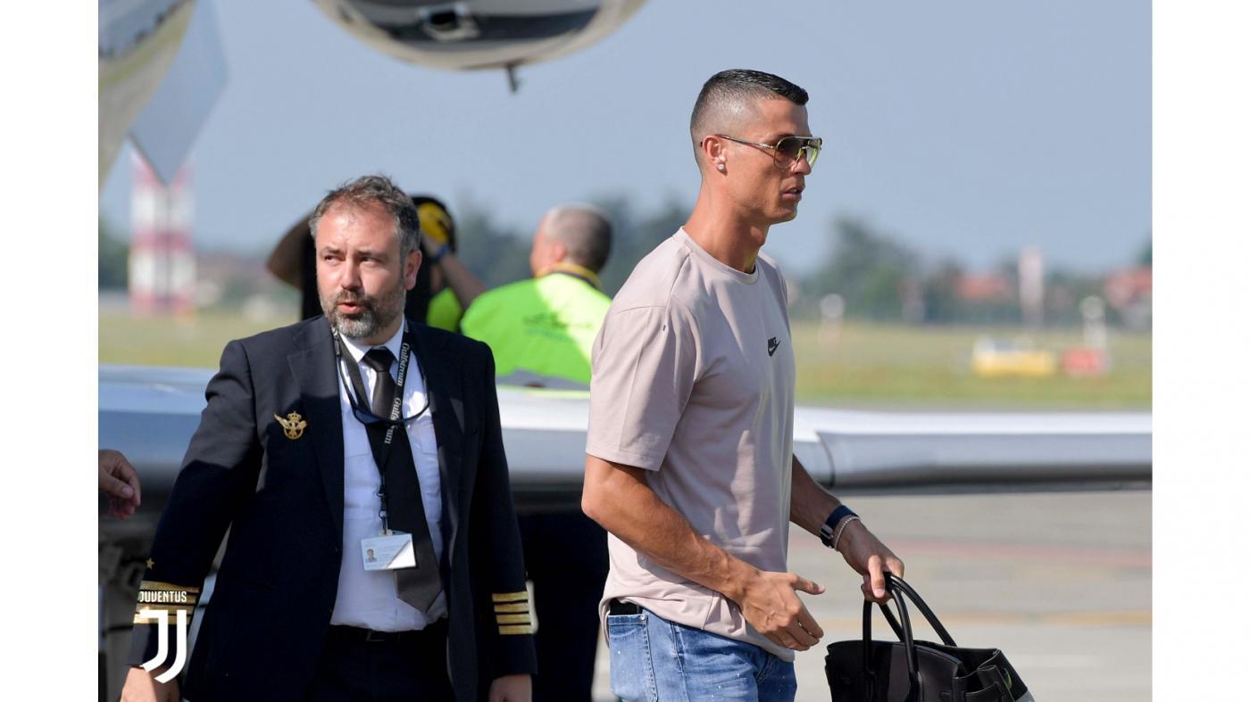 c罗携家人,乘私人飞机抵达都灵,女友乔治娜实力抢镜