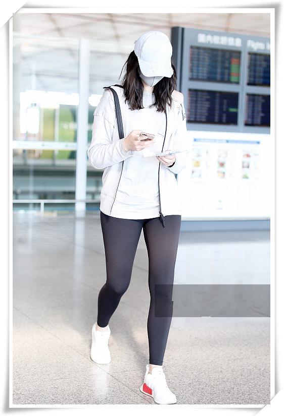 婚后的惠若琪愈发大胆了直接打底裤上阵网友这腿看了想舔屏