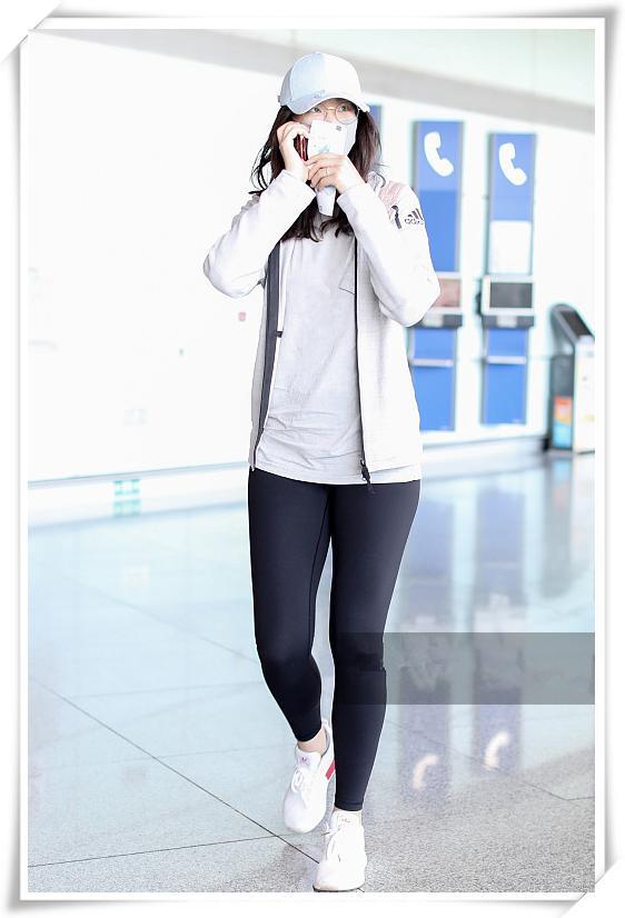 婚后的惠若琪愈发大胆了直接打底裤上阵网友这腿看了想舔屏