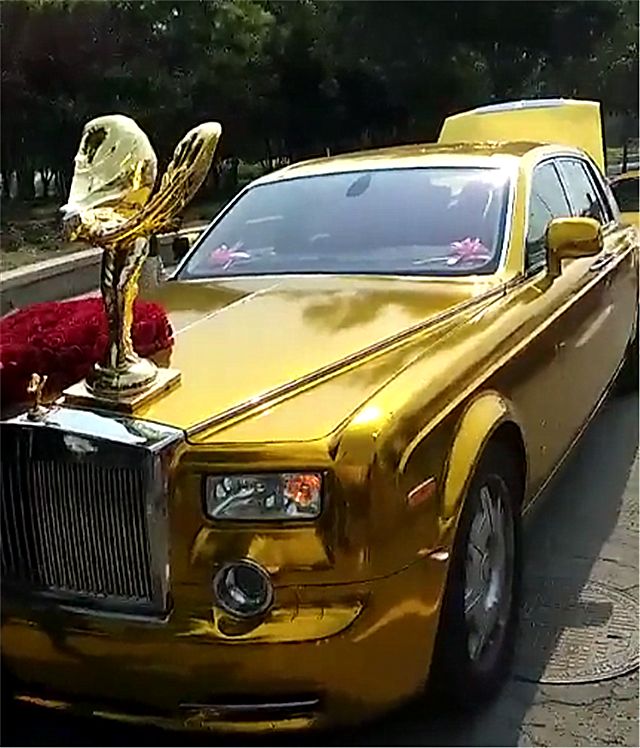 偶遇688万劳斯莱斯幻影,车漆"土豪金",车标大到一人抱不动!