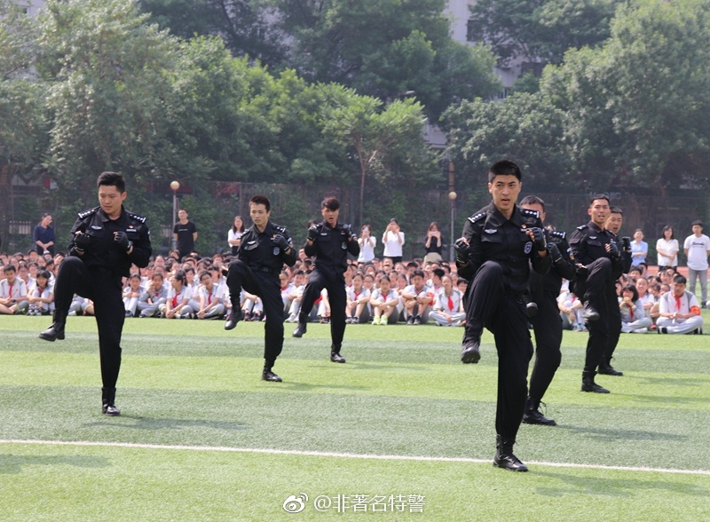 日前三支队组织警力走进天津市第一中学开展特警在身边