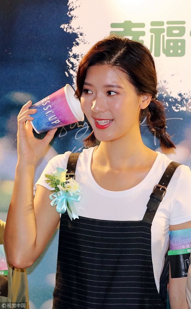 余香凝出席慈善活动大玩传声筒游戏 初试啼声为电影唱主题曲