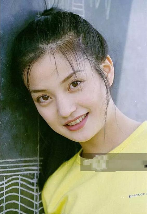 看了赵薇年轻时候的照片,再看她现在的近照,会发现这么多年赵薇依旧