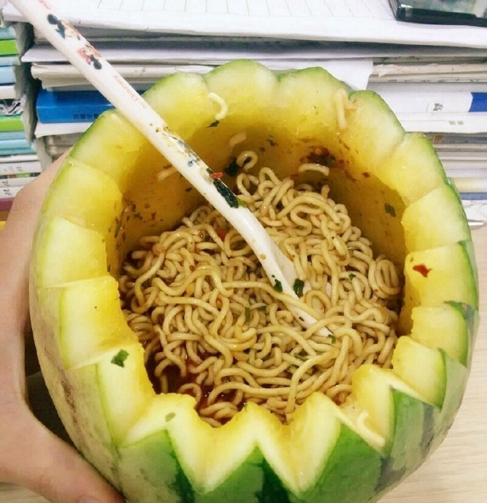 史上超奇葩的4种方便面吃法,一定是哪里错,看得我差点流口水