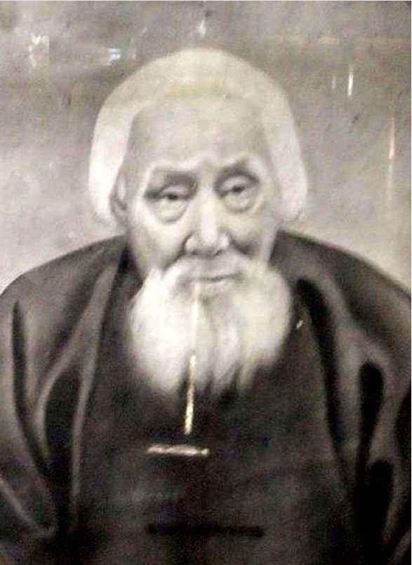 此人有256岁, 娶了24个老婆, 有180位后人, 皇帝换了9个他还活着