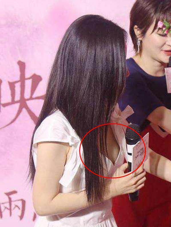 敢情明星的衣服质量也不好,范冰冰裤子都崩开了,真的太尴尬了!