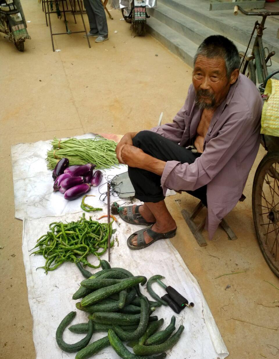 农村大集上摆摊的老人, 一个上午只卖了三元钱, 还不够吃顿午饭的