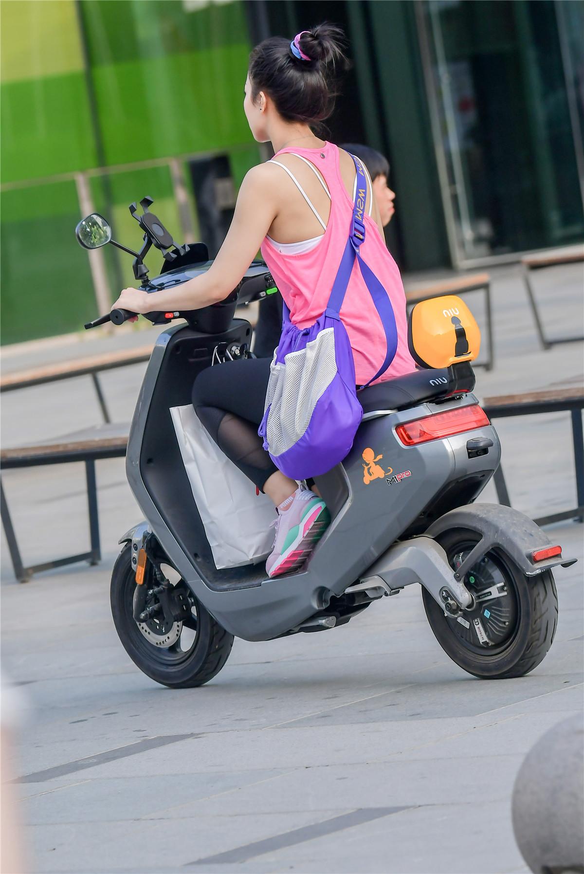 穿紧身健美裤,骑电动车的姑娘,风度翩翩气质优雅