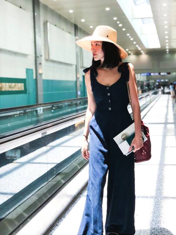 许玮蜜的深V上衣和透明裙看点十足,网友:设计