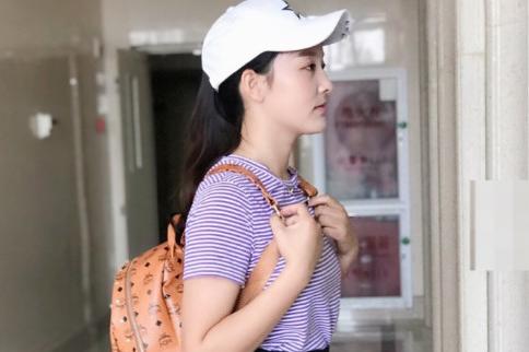 有完全恢复,但是照片中背着小书包,身穿条纹t恤搭配黑色短裤的郭珊珊