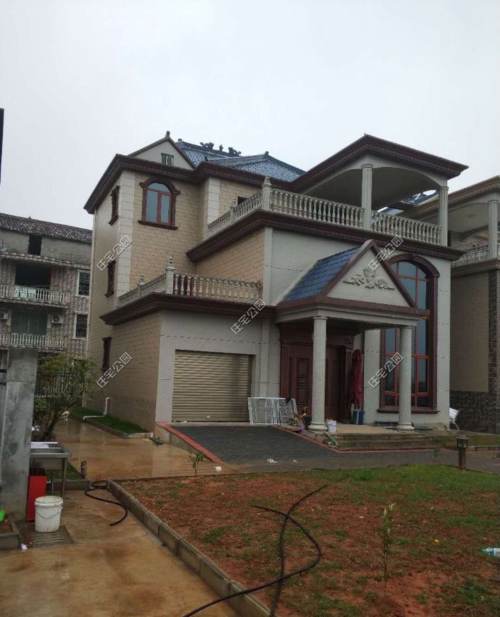 晒晒农村新房3儿子140万建起3栋大别墅全村就属我家最漂亮