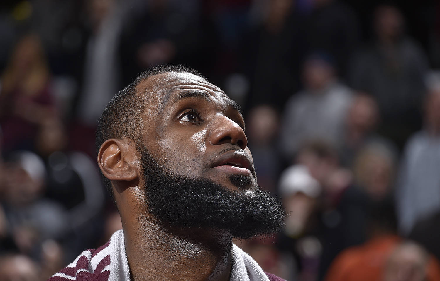 詹姆斯上传昨天赛后和詹嫂的合影告白要一起同舟共济詹嫂评论说等她