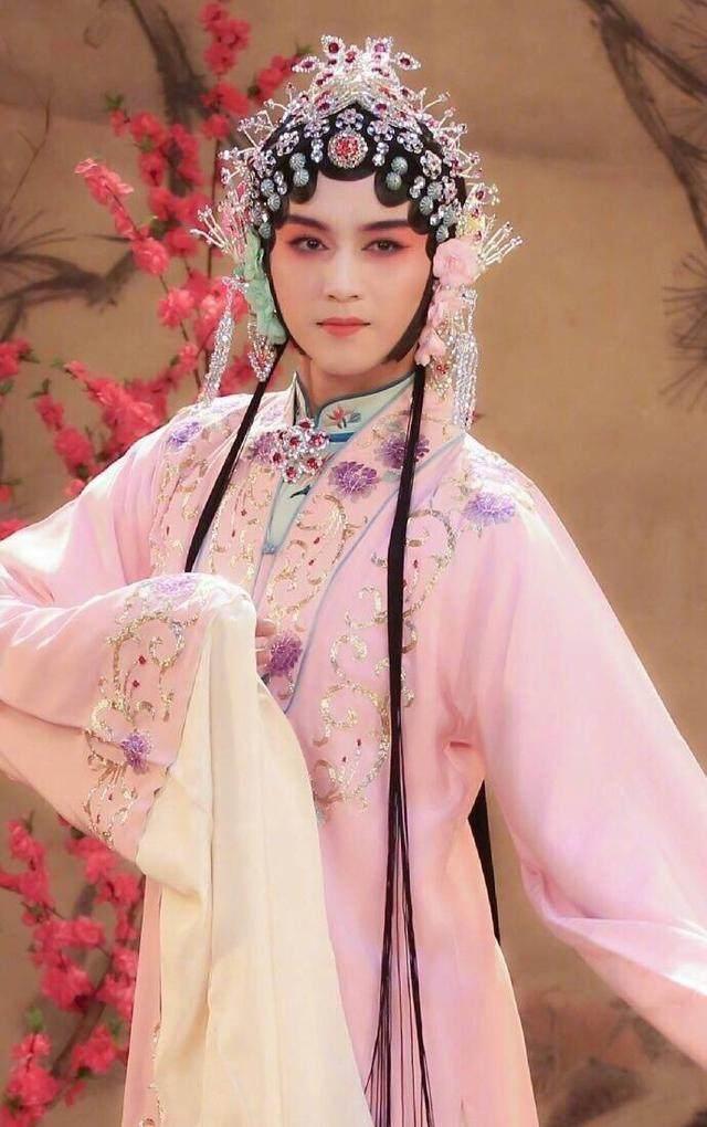当红男星穿女装,王俊凯卡哇伊,鹿晗仙气十足,王源惊艳到我了