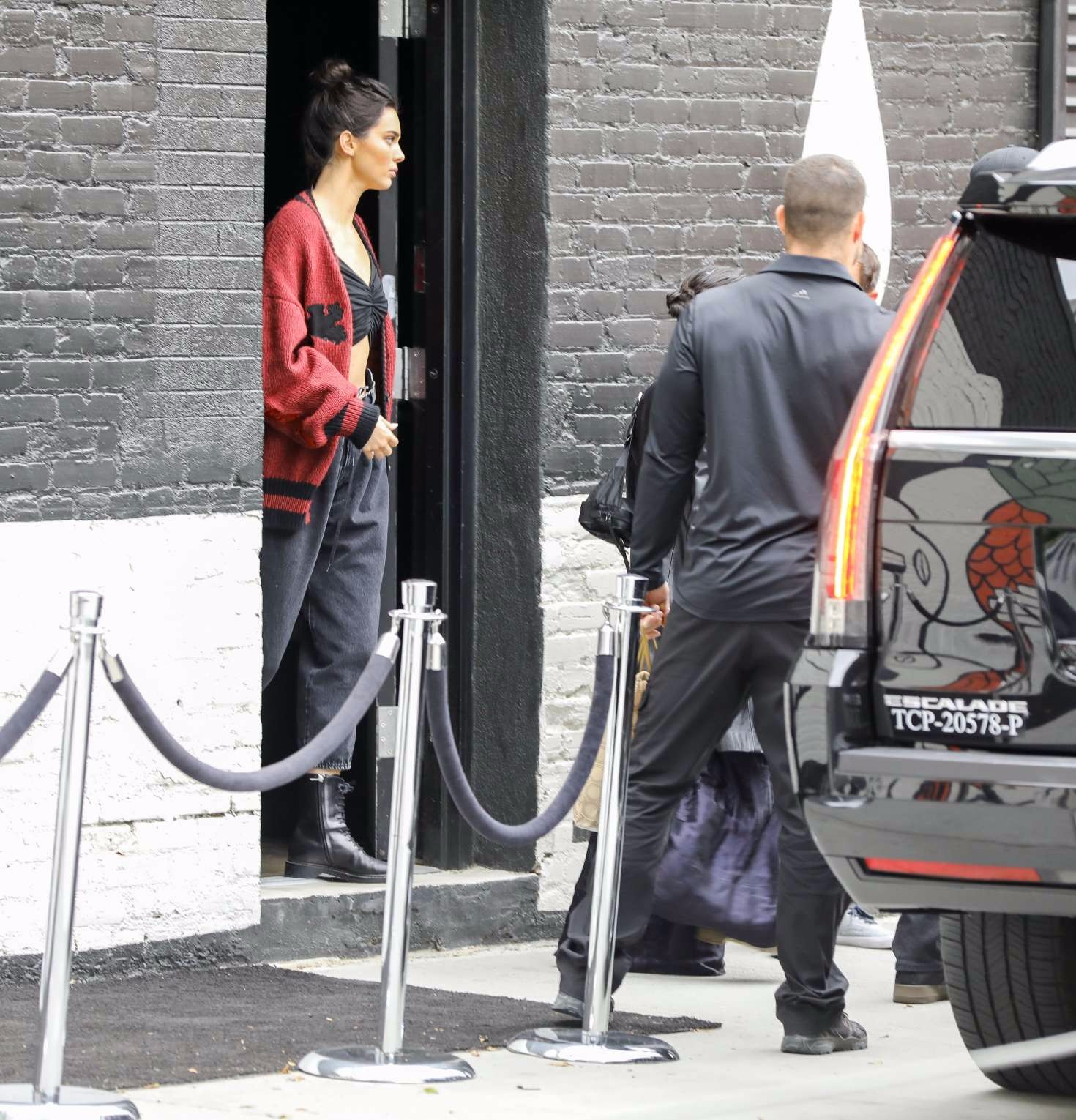 肯达尔·詹娜现身加州街头,被狗仔跟拍,表现得很淡定!