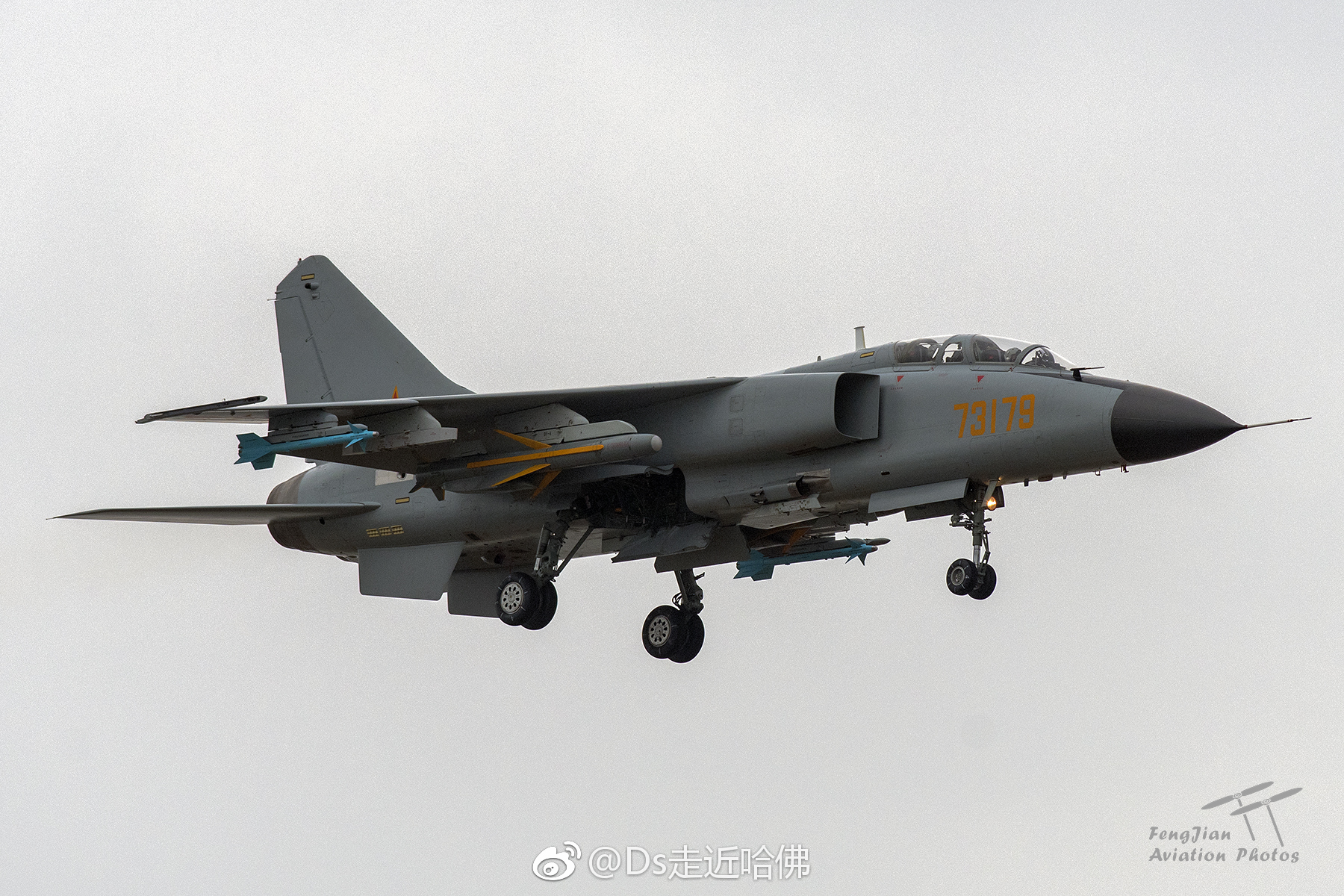 11月2日上午九点,一架歼轰-7a"飞豹"歼击轰炸机携带两枚kd88空地导弹