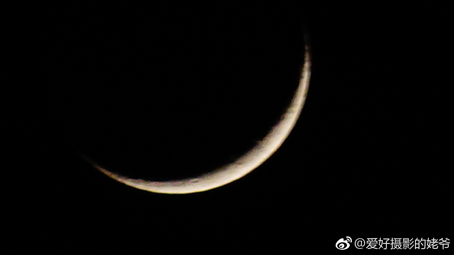 新月与太阳.初三的一弯新月,日落时天气晴朗