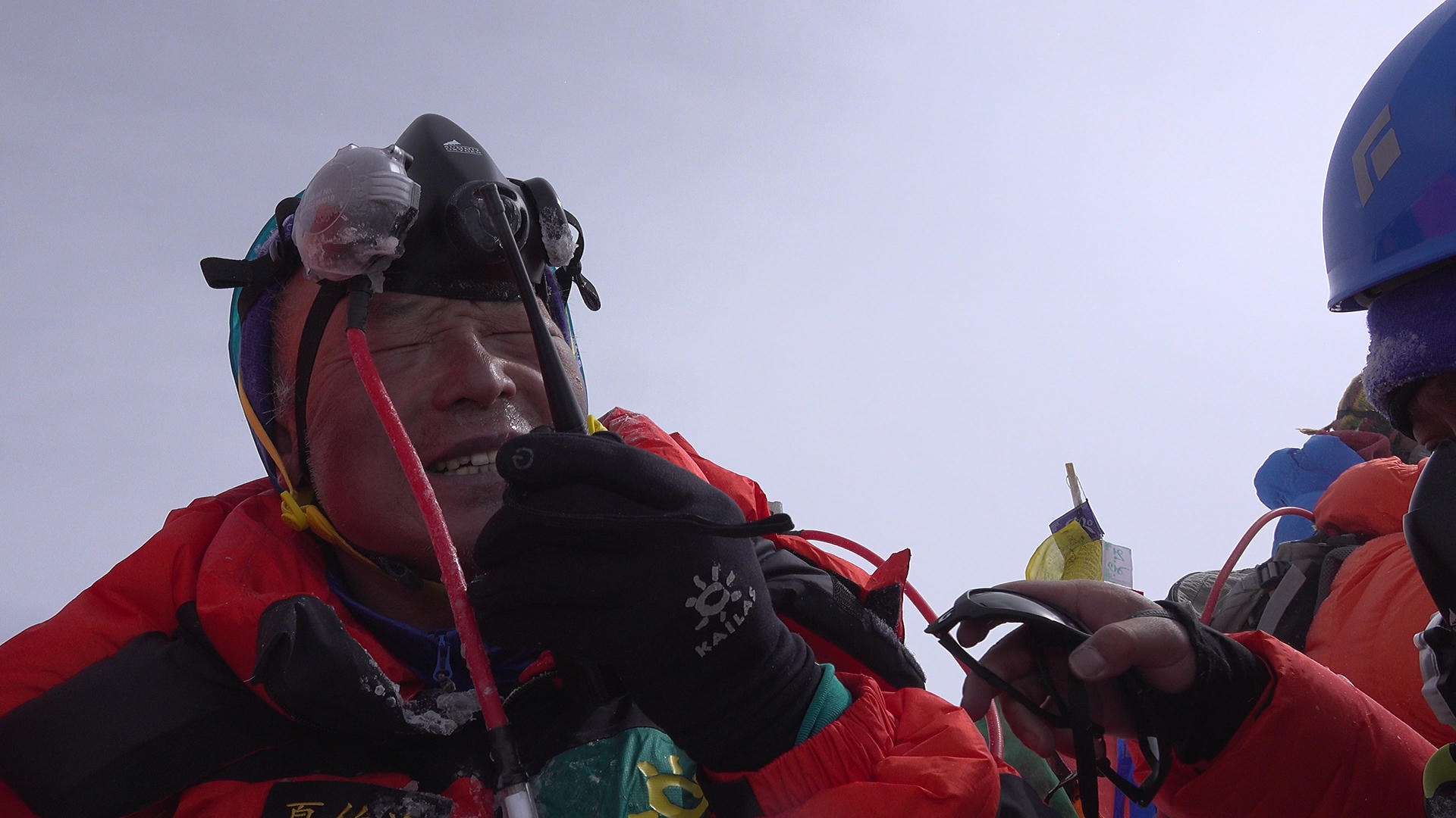 69岁夏伯渝靠假肢登顶珠峰,姚明点赞"没有比人更高的山"