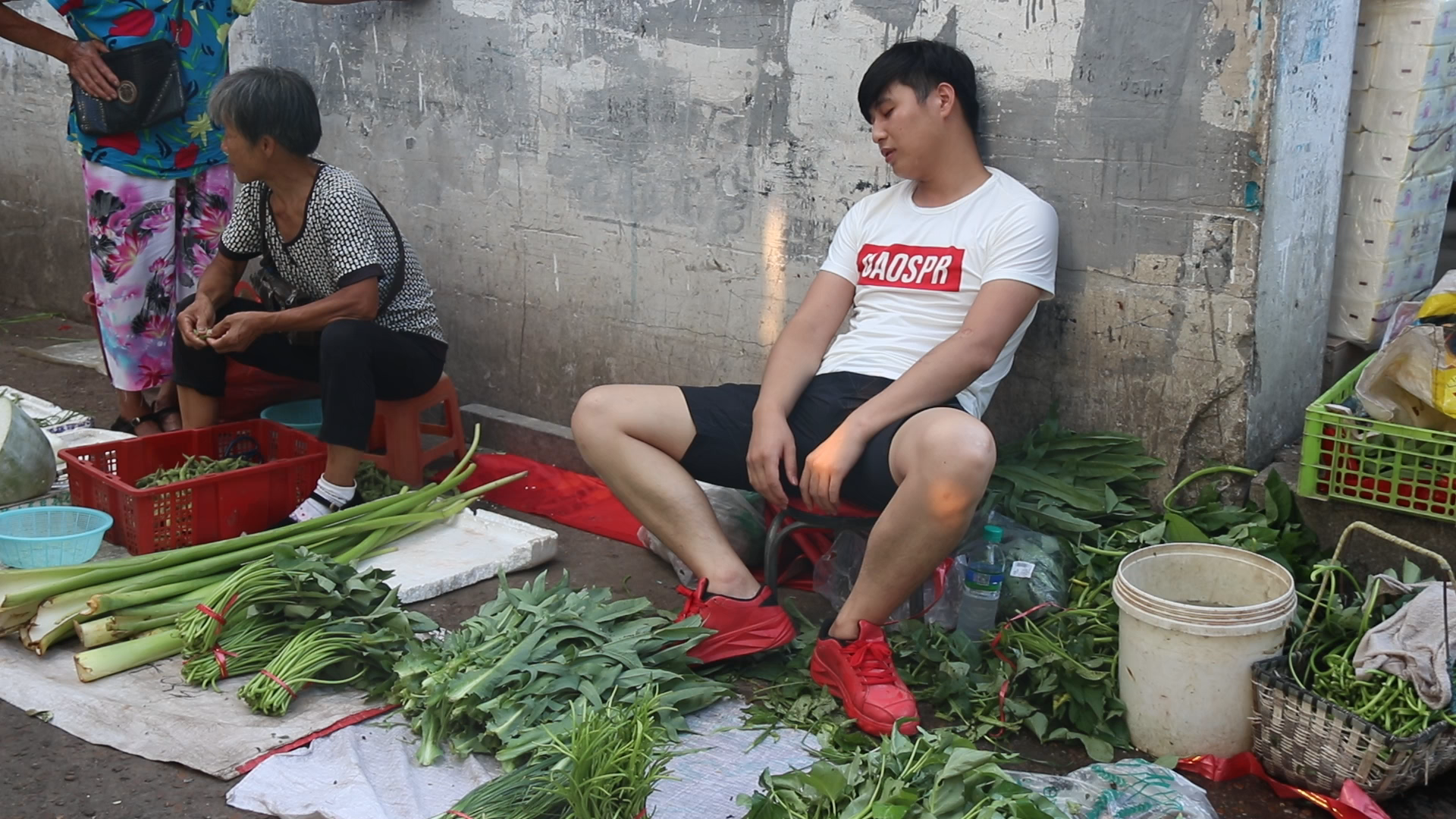 二货卖菜太能吹,把美女顾客吹跑了,笑出8颗牙